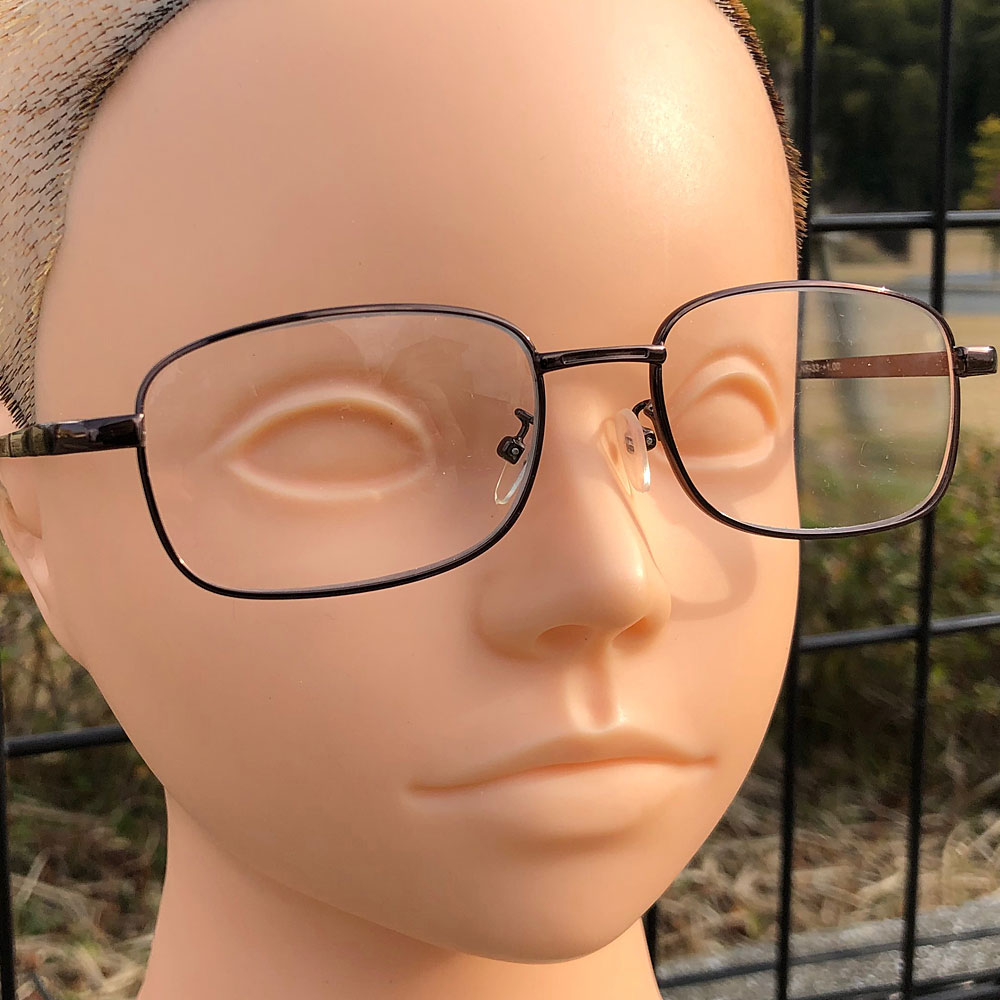 実験前のメガネをかけた人形