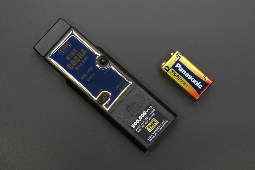 スタンガンの電池の入れ方 キングコブラ