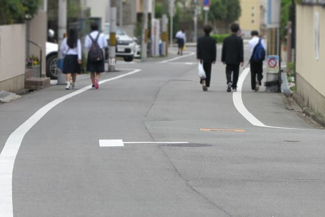 人通りのある通学路